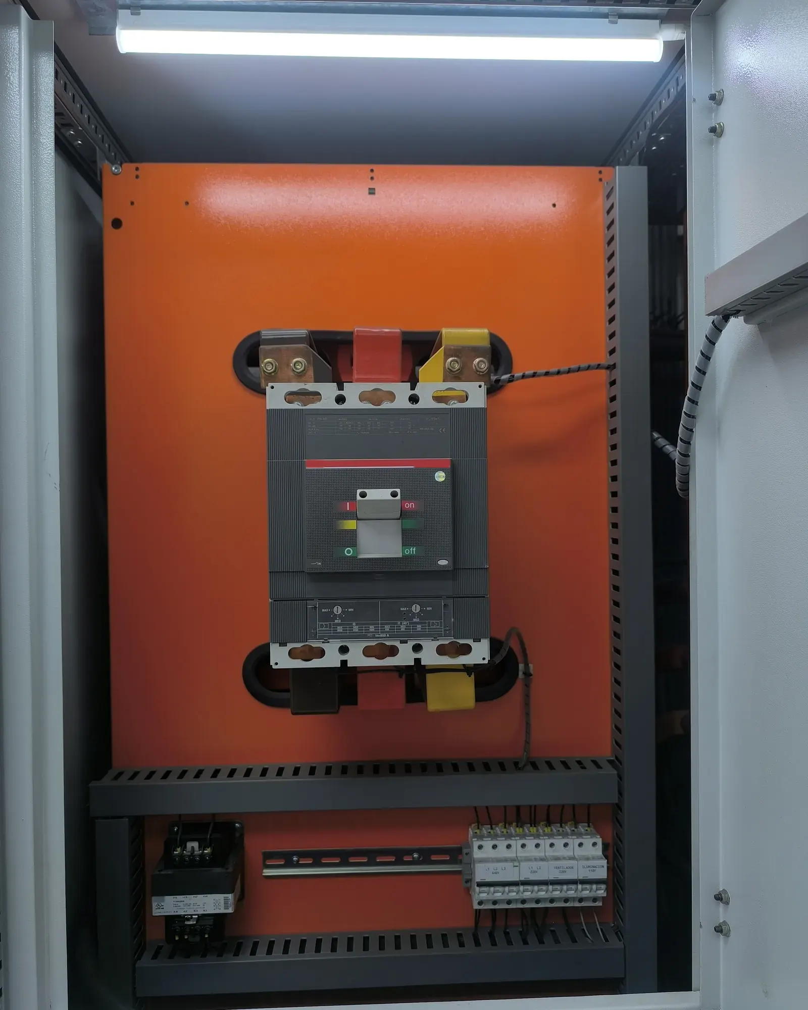 Interruptor principal de caja moldeada con unidad de protección