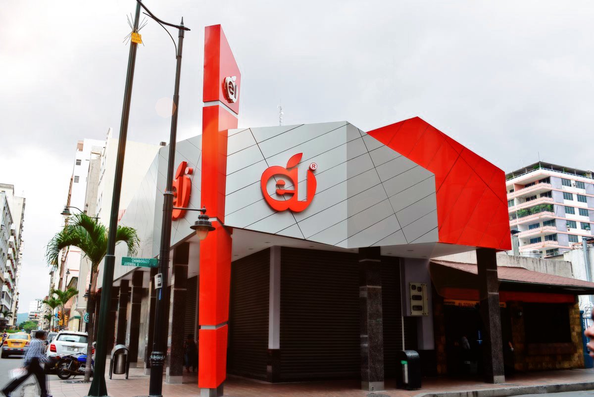 Fachada Camisería Él remodelada