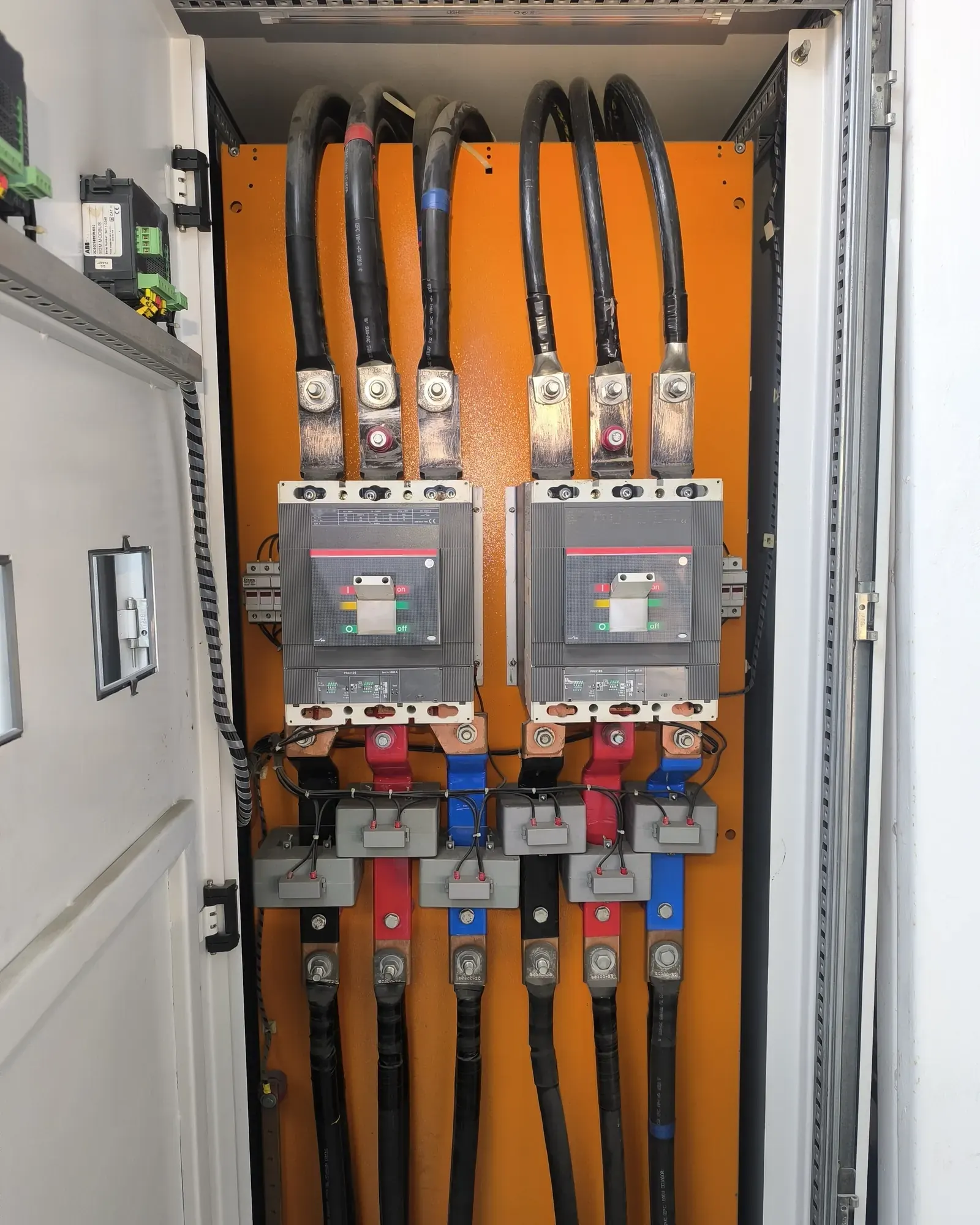 Tablero de distribución con interruptores principales, barras y cables de potencia