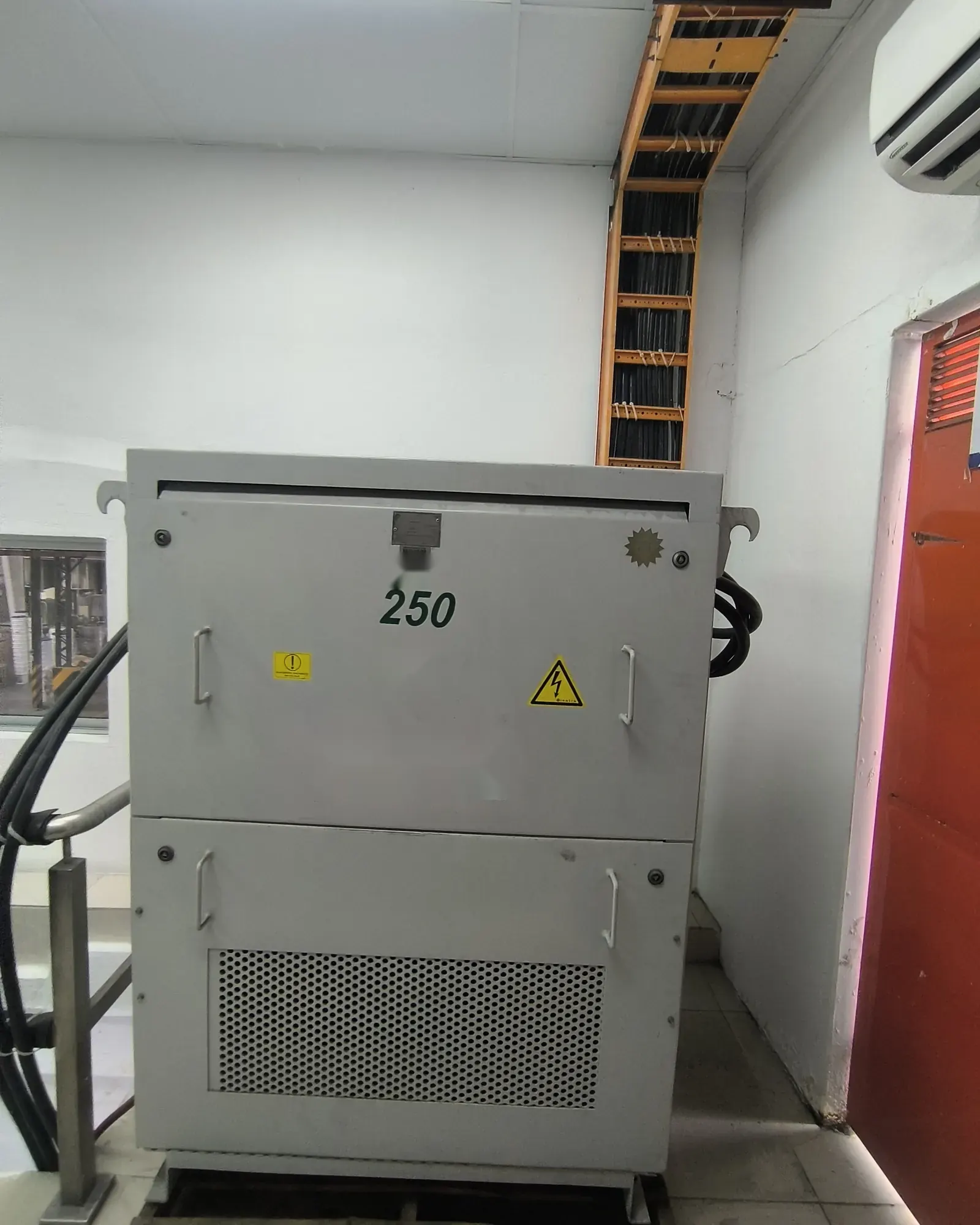 Transformador seco de baja tensión en cuarto eléctrico